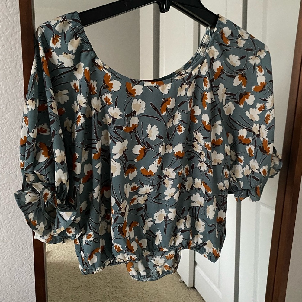 Floral blouse with open back & bow